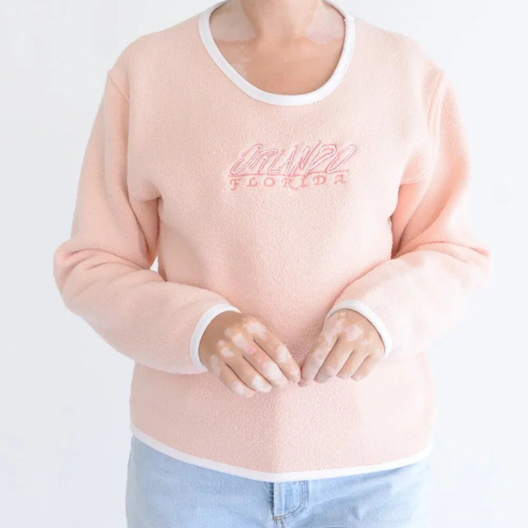 Vintage Wisegirl Peach Teddy Bear Embroidered Orlando Florida Crew Sweater M - Picture 2 of 12